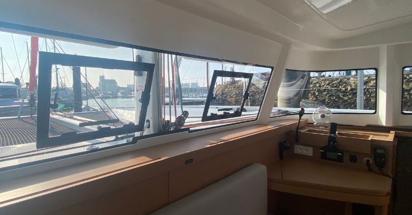 photo d'intérieur d'un bateau excess avec un ventilateur